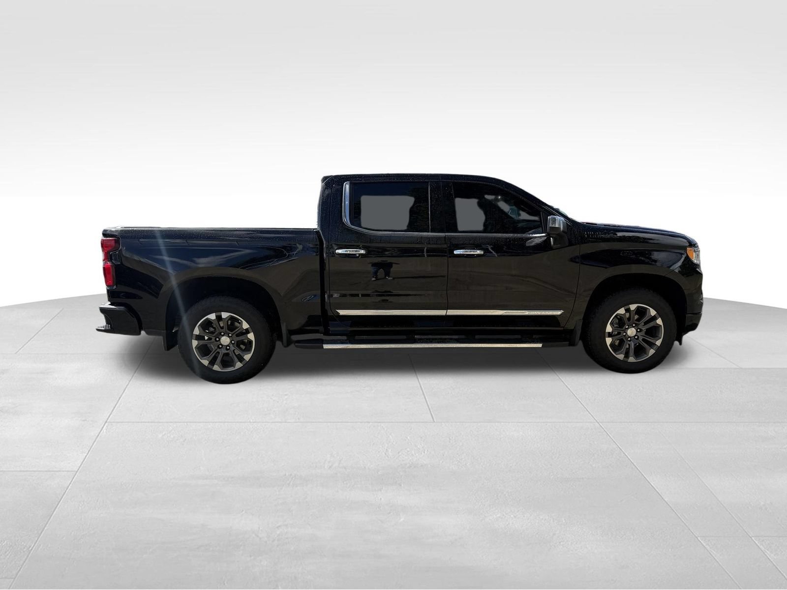 Used 2023 Chevrolet Silverado 1500 High Country w/ Technology Package AWD/4WD image 2