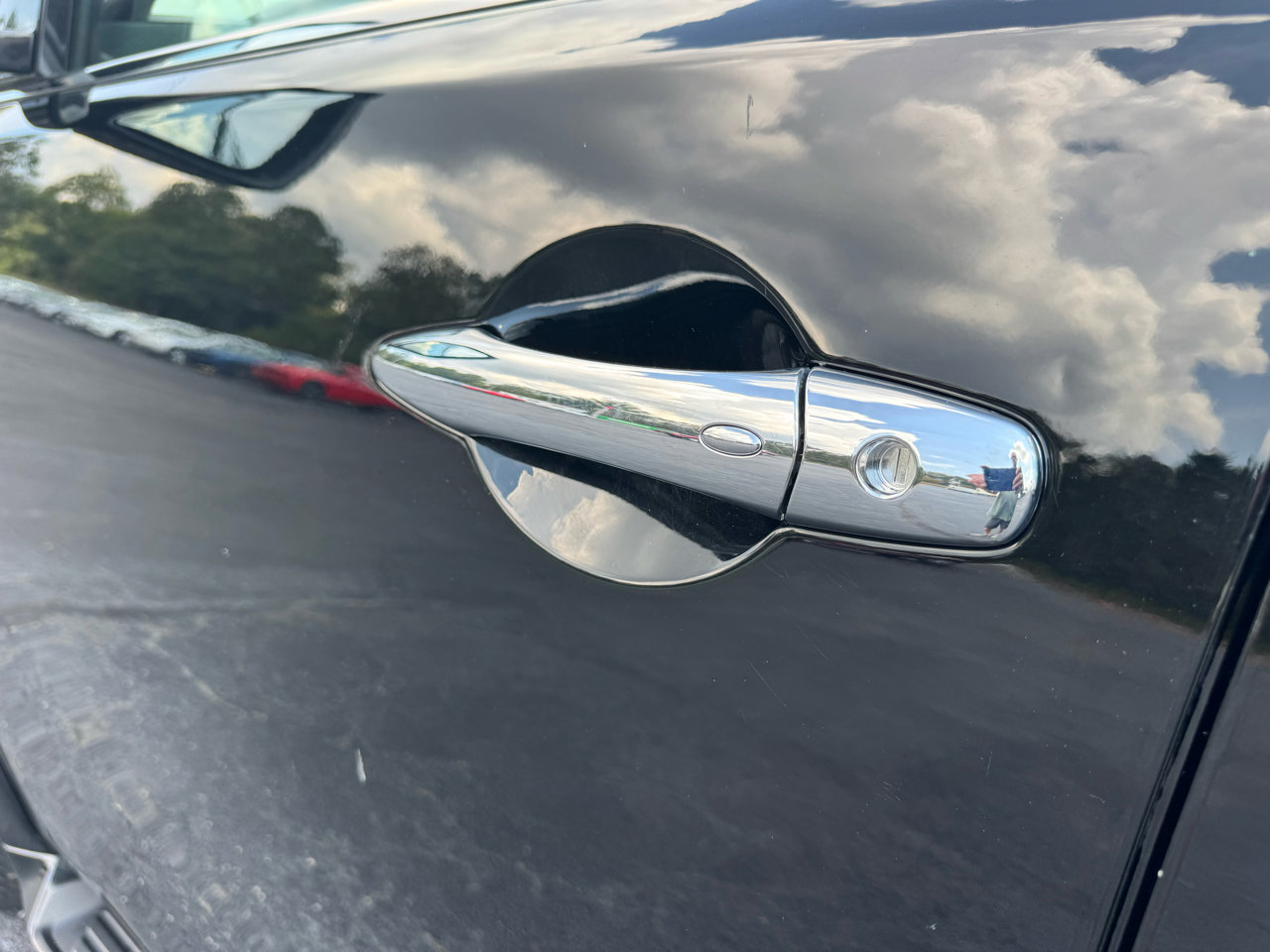 Used 2023 Nissan Armada SV image 10