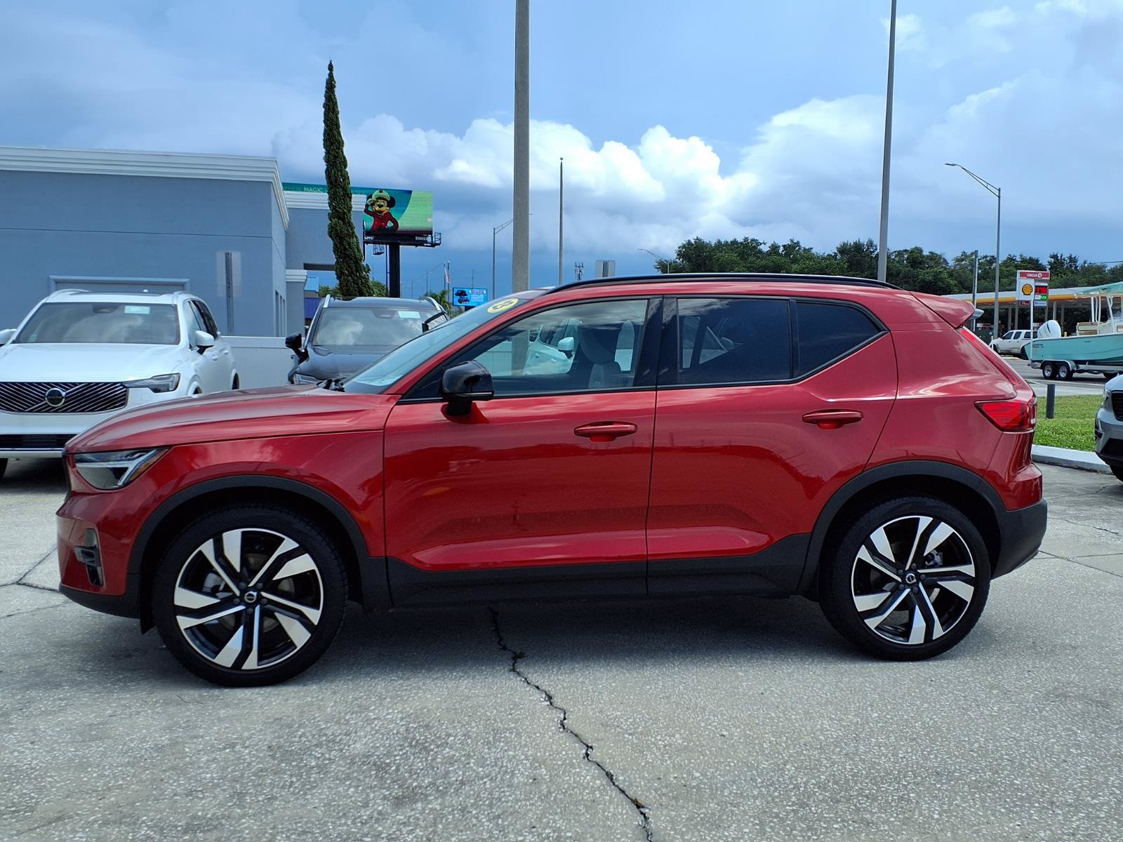 Certified 2023 Volvo XC40 B5 Ultimate w/ Protection Package Premier AWD/4WD image 4