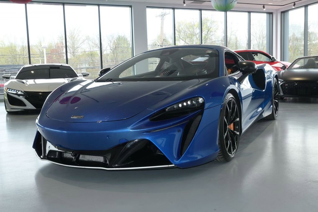 Used 2023 McLaren Artura RWD image 2