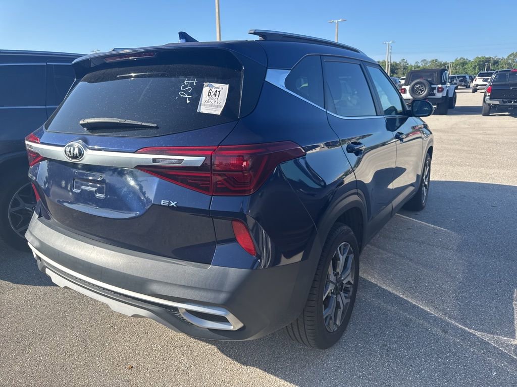 Used 2021 Kia Seltos EX image 3