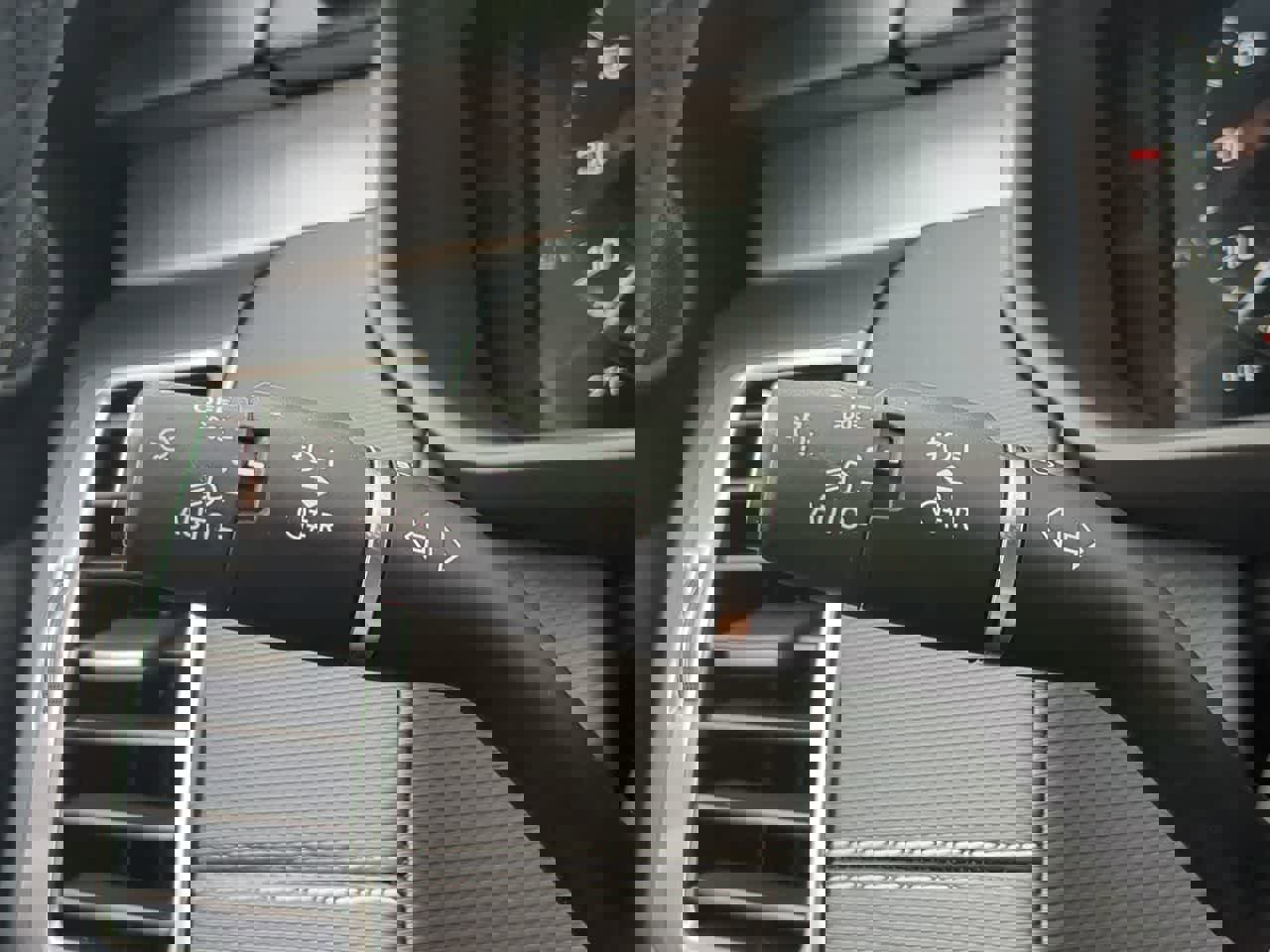 Used 2025 Land Rover Discovery Dynamic SE image 29