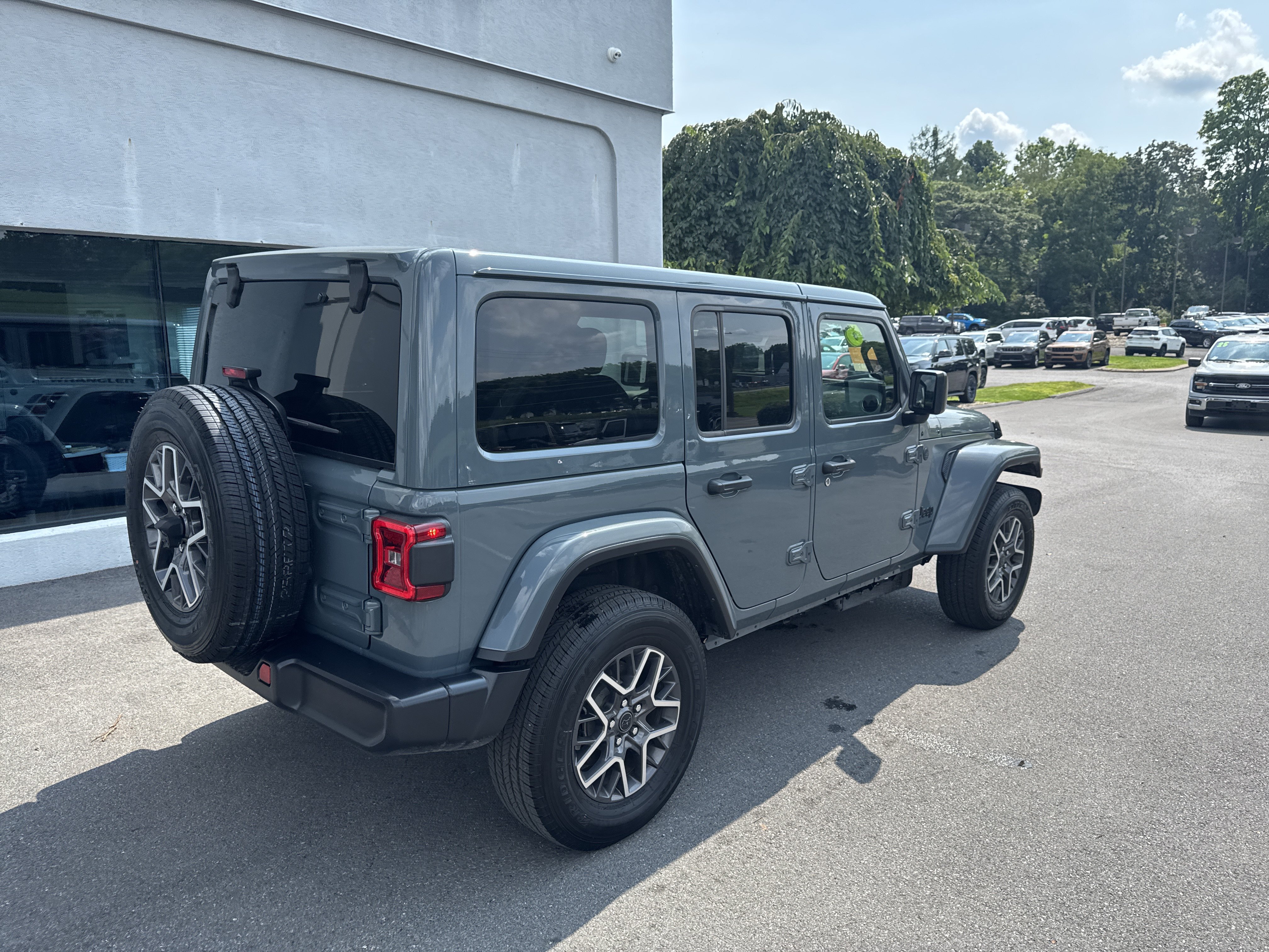 Used 2026 Jeep Wrangler Unlimited Sahara AWD/4WD image 3