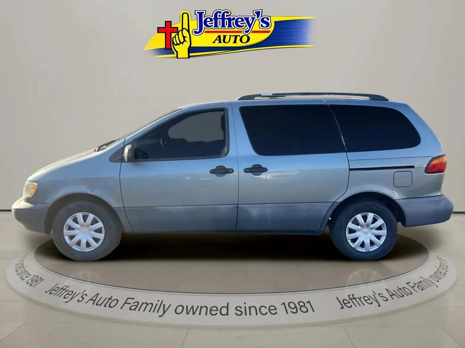 Used 2000 Toyota Sienna LE FWD image 3