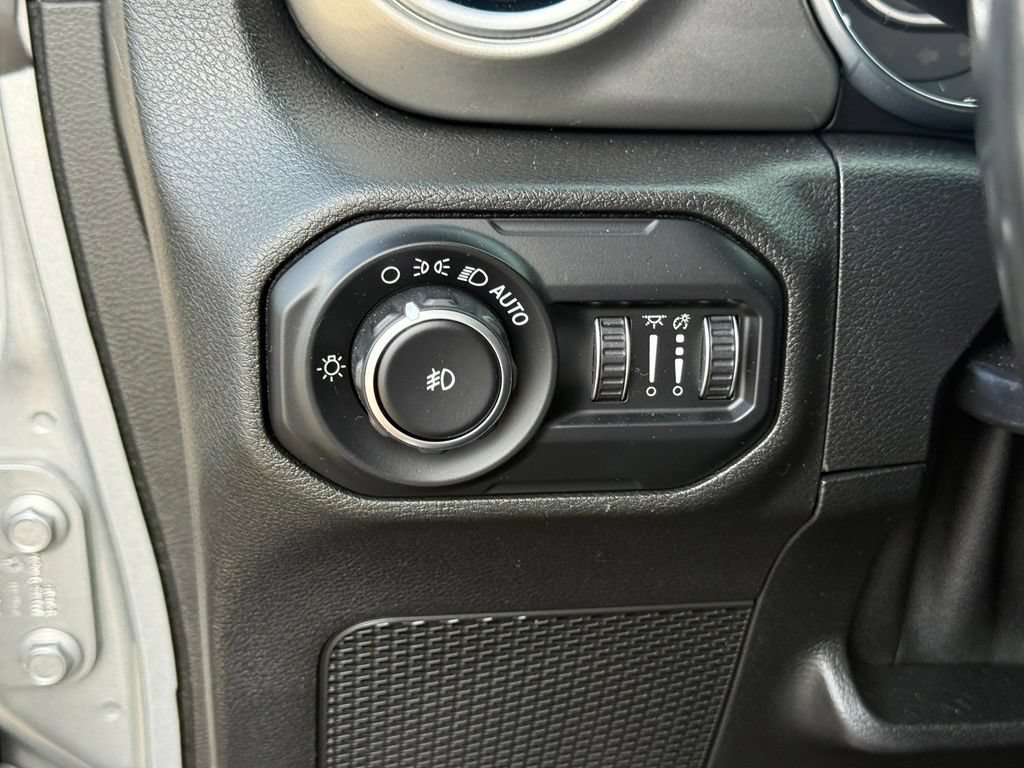 Used 2020 Jeep Wrangler Unlimited Sahara AWD/4WD image 18