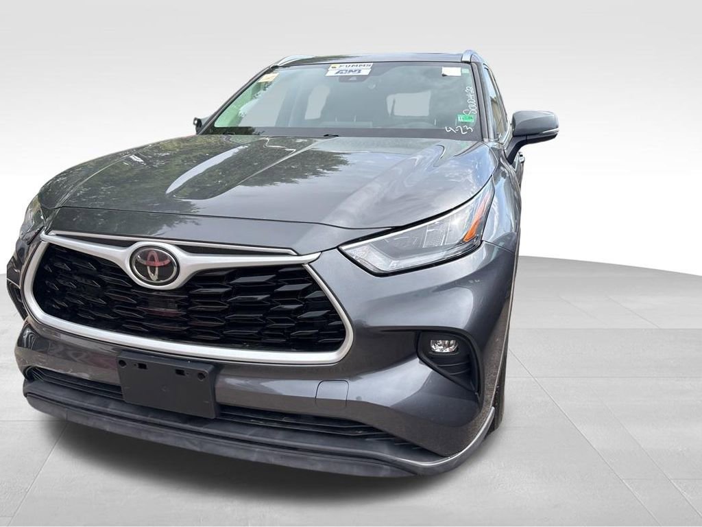 Used 2020 Toyota Highlander XLE FWD image 3