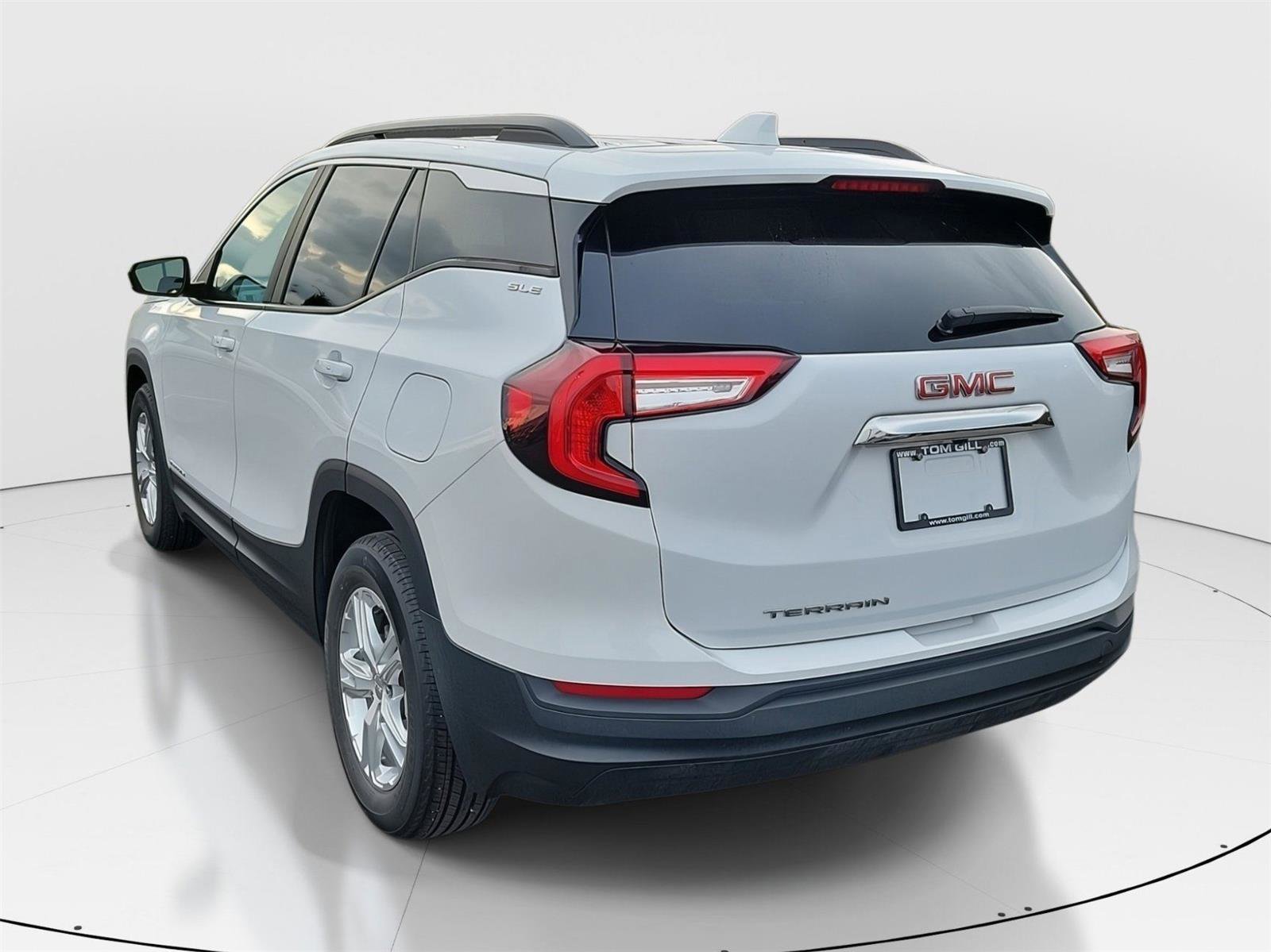 Used 2022 GMC Terrain SLE w/ Driver Convenience Package image 3