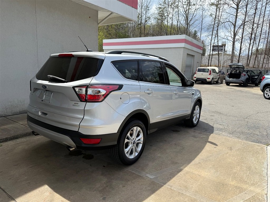 Used 2018 Ford Escape SE image 3