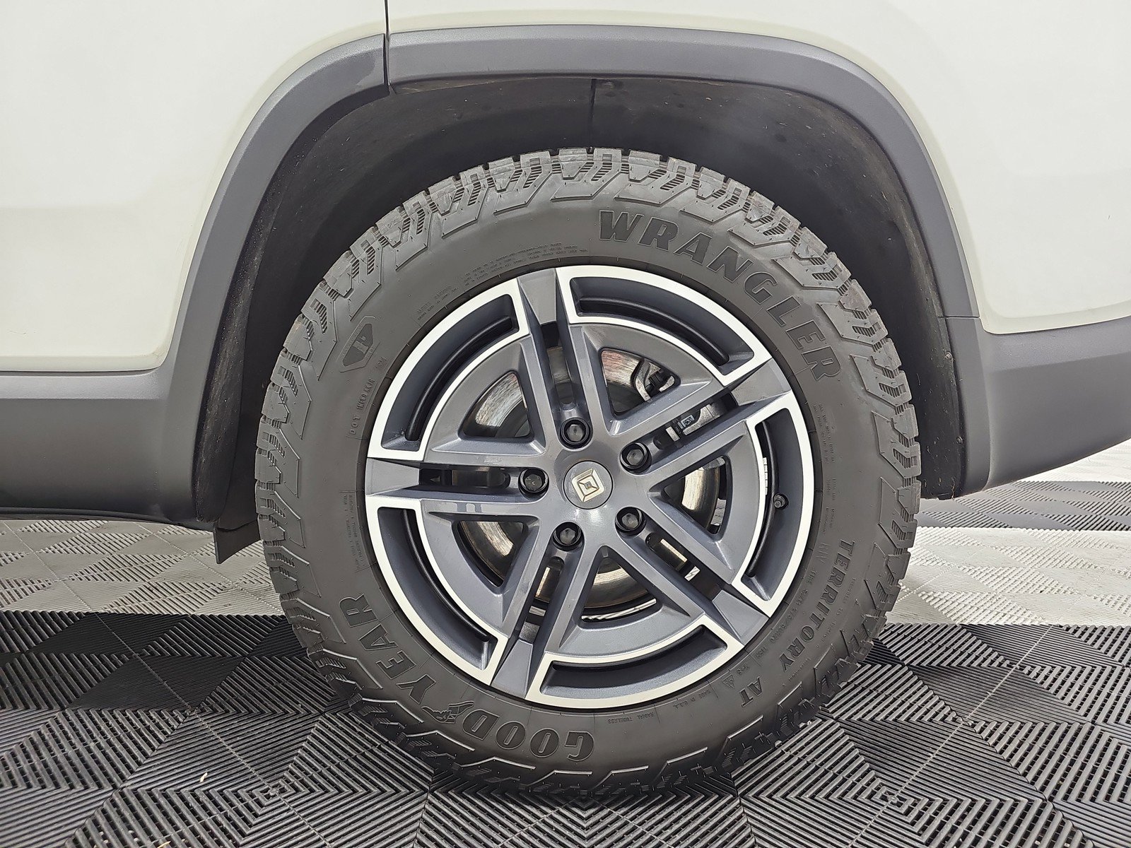 Used 2025 Rivian R1S Adventure image 10