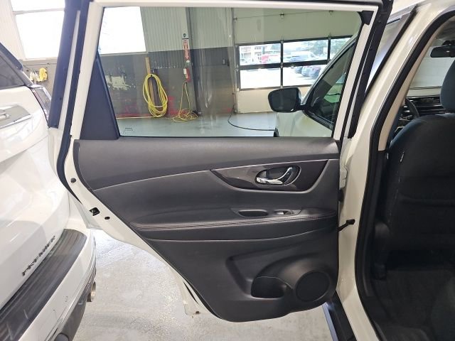 Used 2019 Nissan Rogue SV image 18