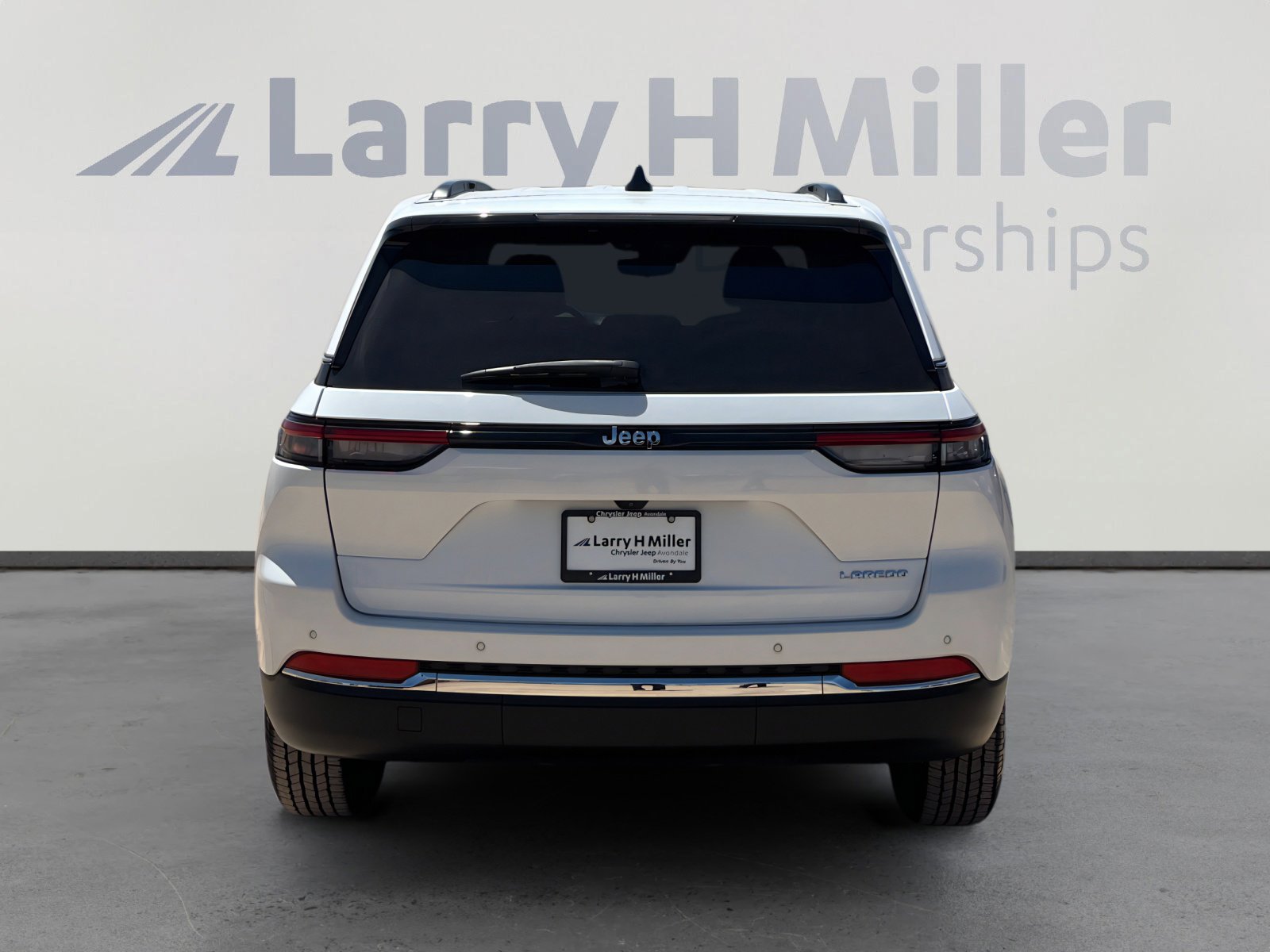 Used 2023 Jeep Grand Cherokee Laredo w/ Trailer Tow Prep Group (B) RWD image 4
