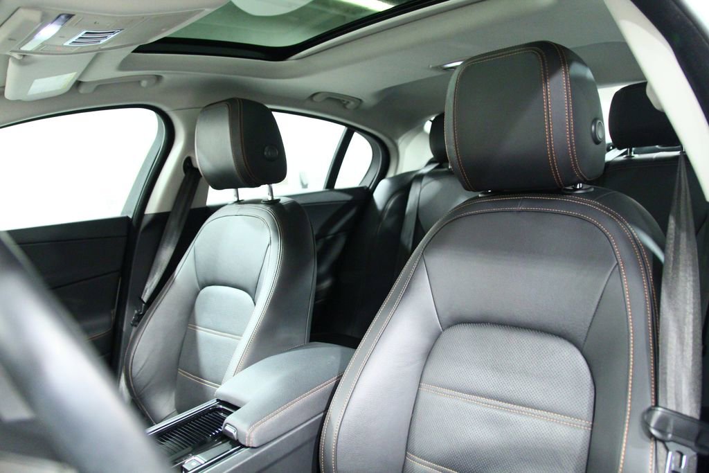 Used 2019 Jaguar XE Prestige image 6