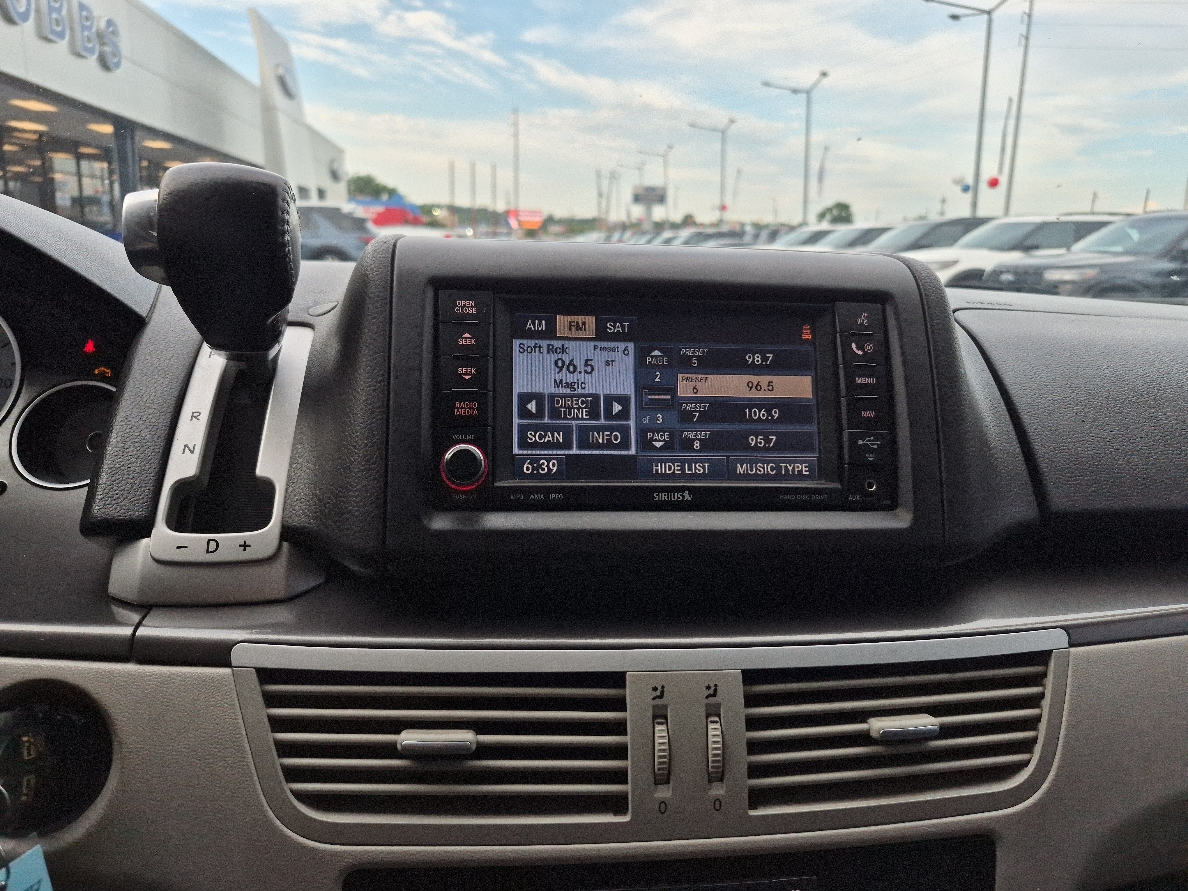 Used 2010 Volkswagen Routan SE FWD image 31