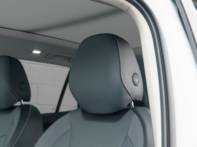 Used 2025 Volkswagen Tiguan SE w/ Panoramic Sunroof Package image 19