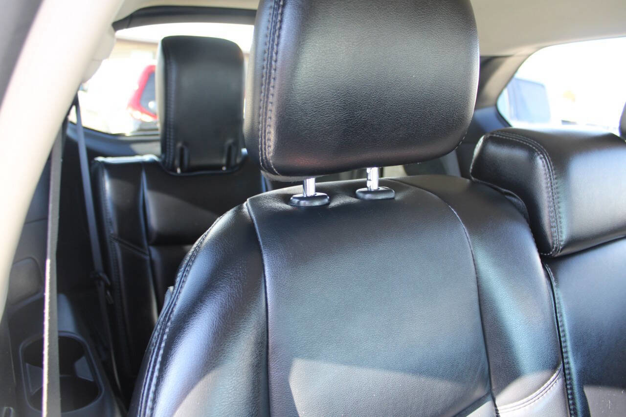 Used 2019 Nissan Pathfinder SL image 10