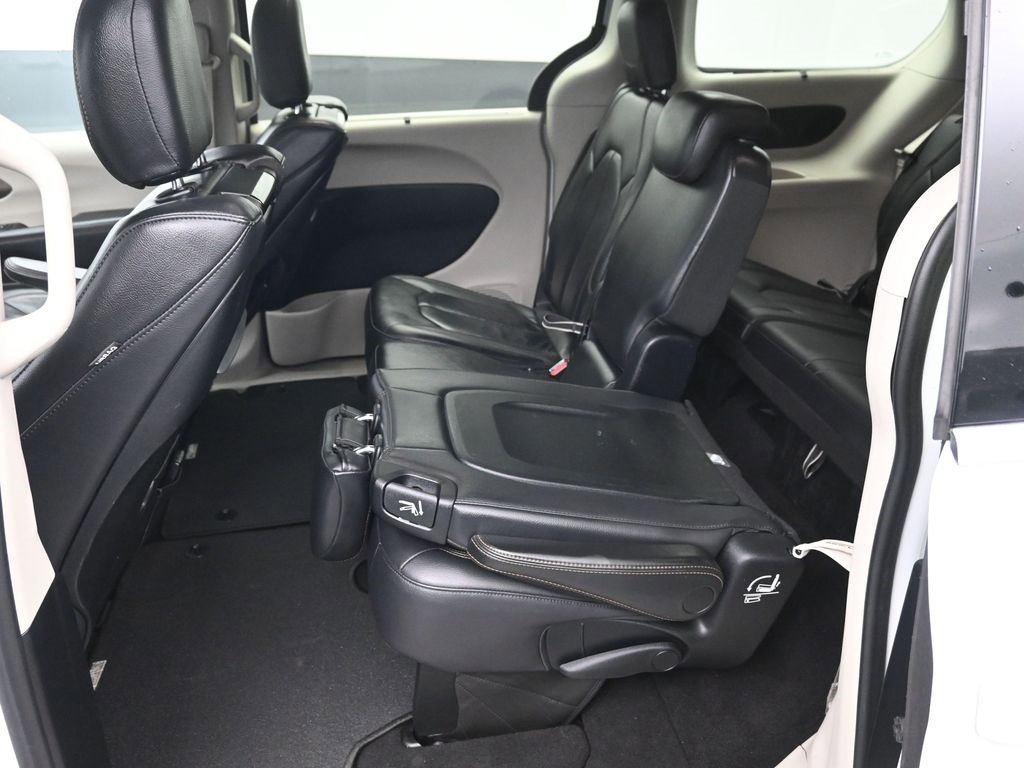 Used 2017 Chrysler Pacifica Touring-L Plus image 47