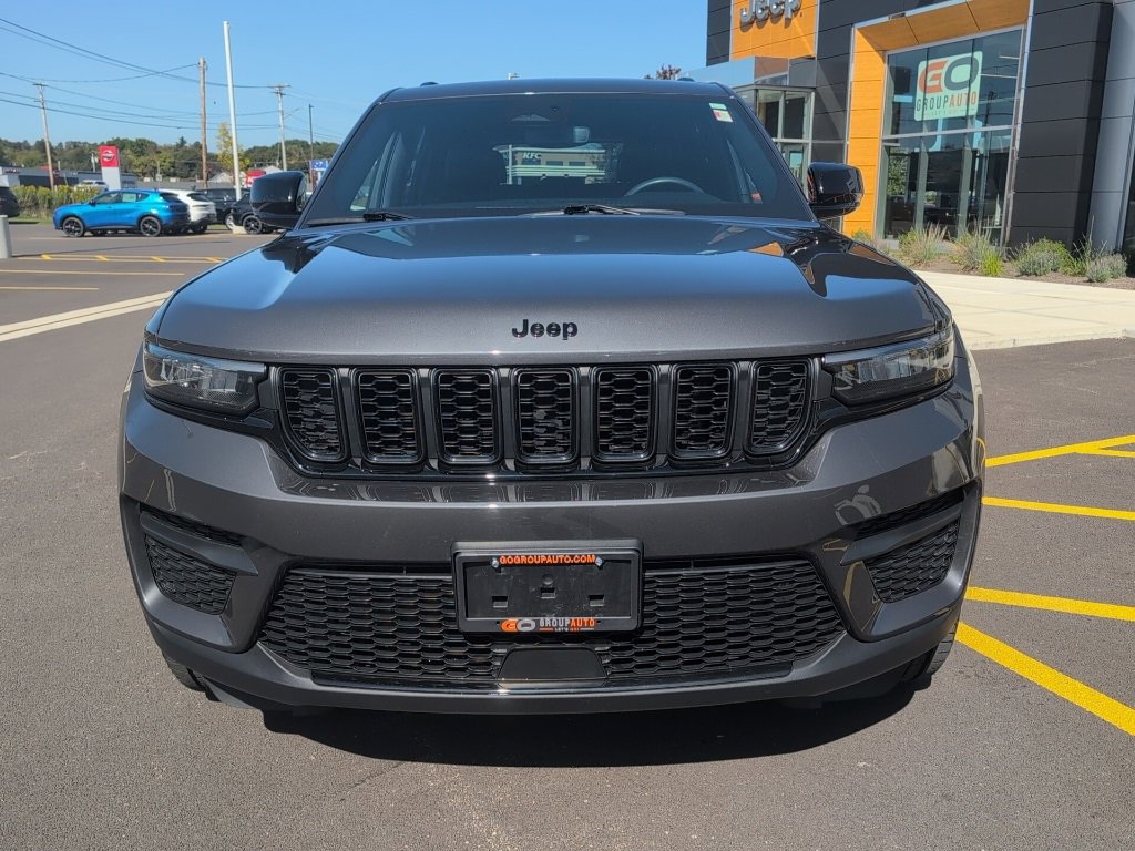 Used 2023 Jeep Grand Cherokee Altitude image 2