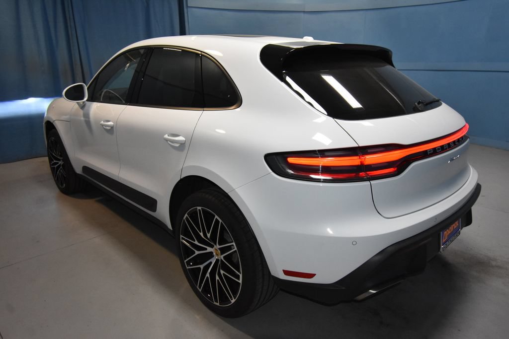 Certified 2025 Porsche Macan AWD/4WD image 3