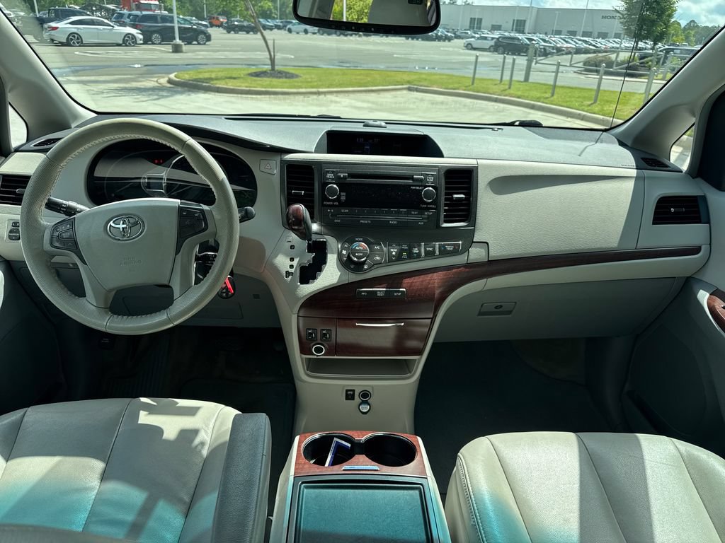 Used 2013 Toyota Sienna XLE FWD image 16