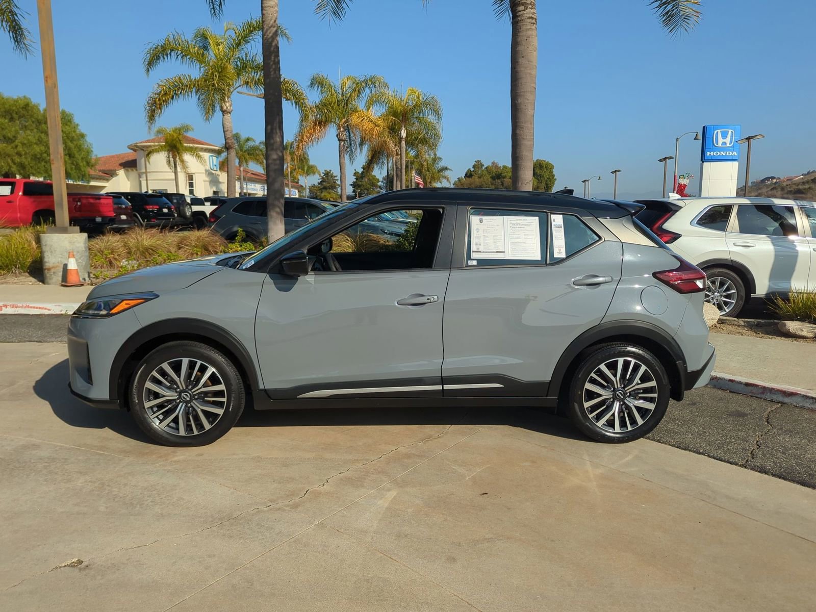 Used 2023 Nissan Kicks SR w/ SR Premium Package image 2