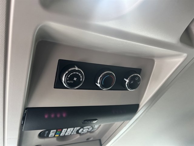 Used 2014 Chrysler Town & Country Touring FWD image 33