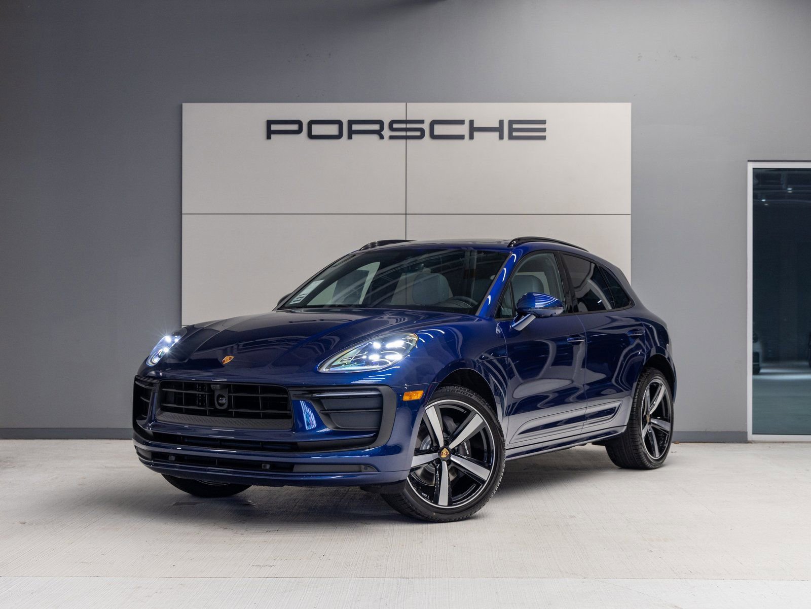 Certified 2025 Porsche Macan AWD/4WD image 1