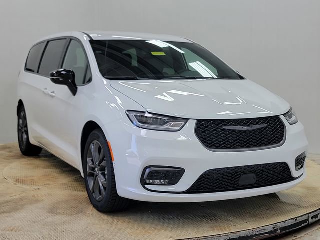 New 2026 Chrysler Pacifica Select image 3