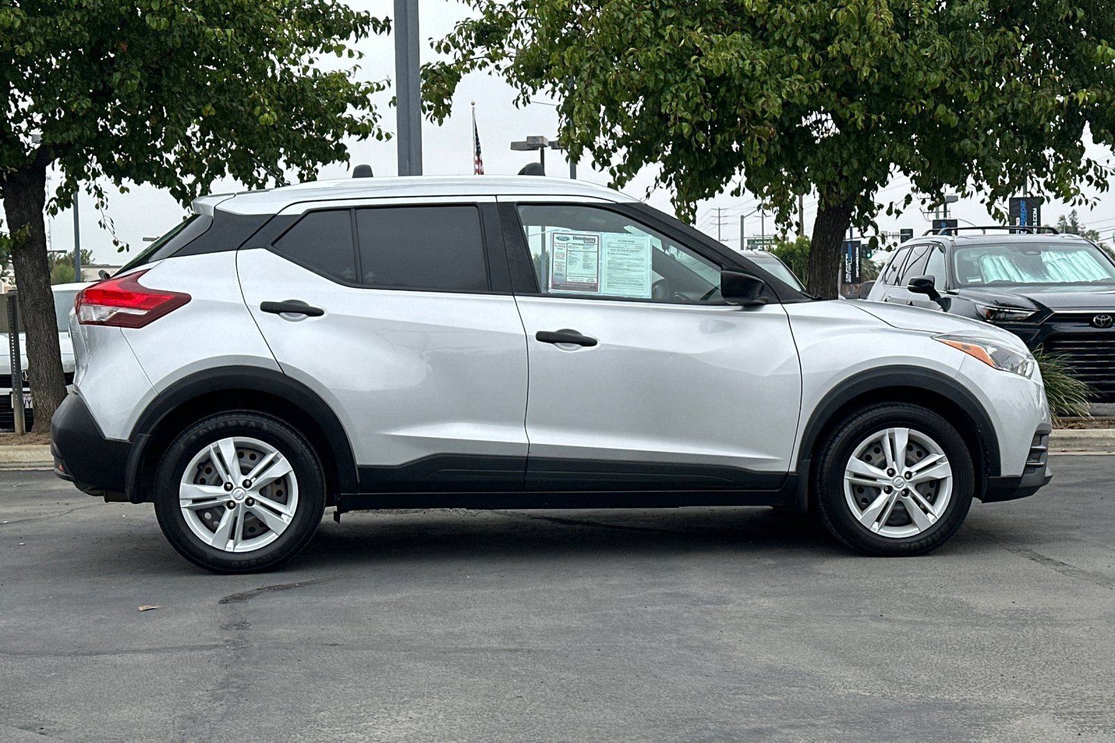 Used 2019 Nissan Kicks S FWD image 3