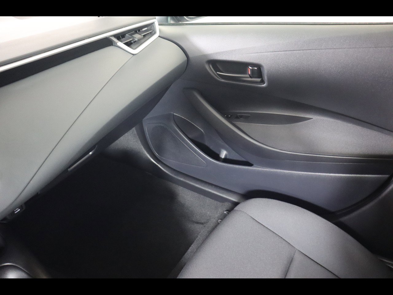 Used 2025 Toyota Corolla LE FWD image 18
