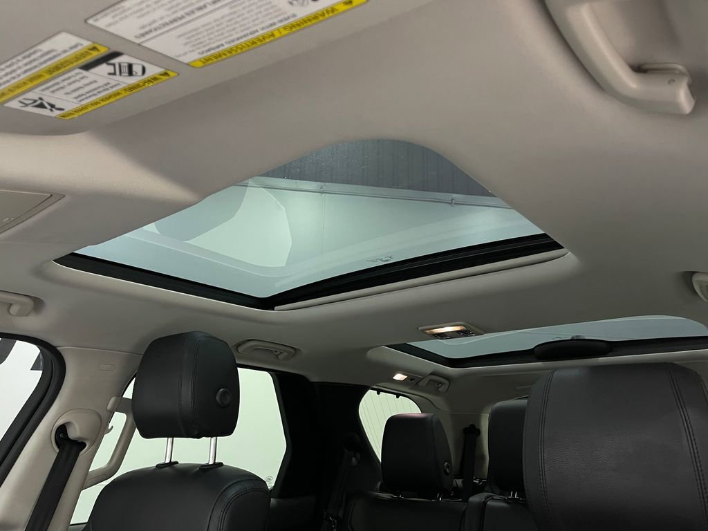 Used 2017 Land Rover Discovery SE image 12