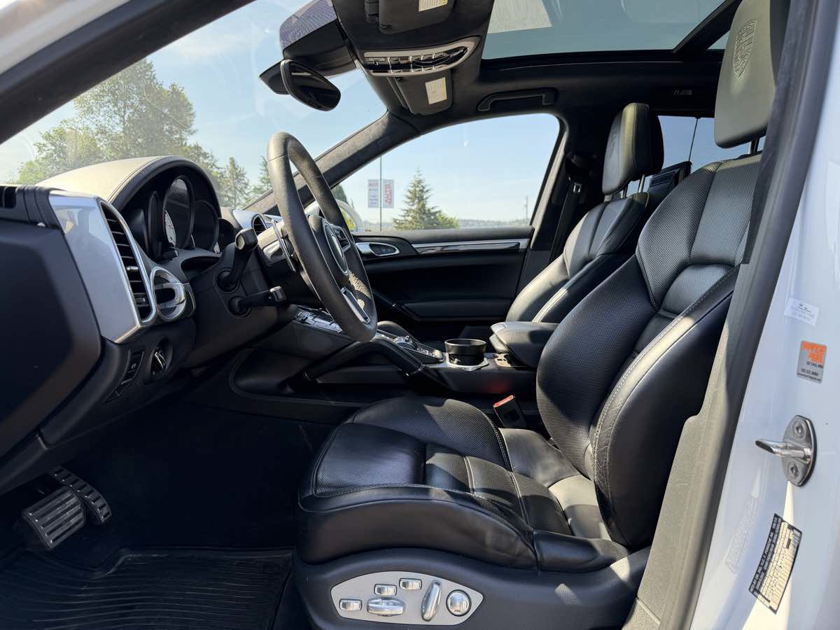 Used 2016 Porsche Cayenne Turbo AWD/4WD image 13