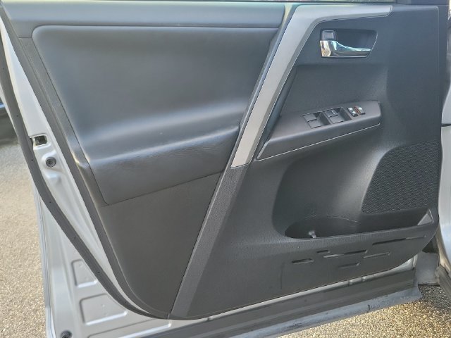 Used 2018 Toyota RAV4 XLE FWD image 20