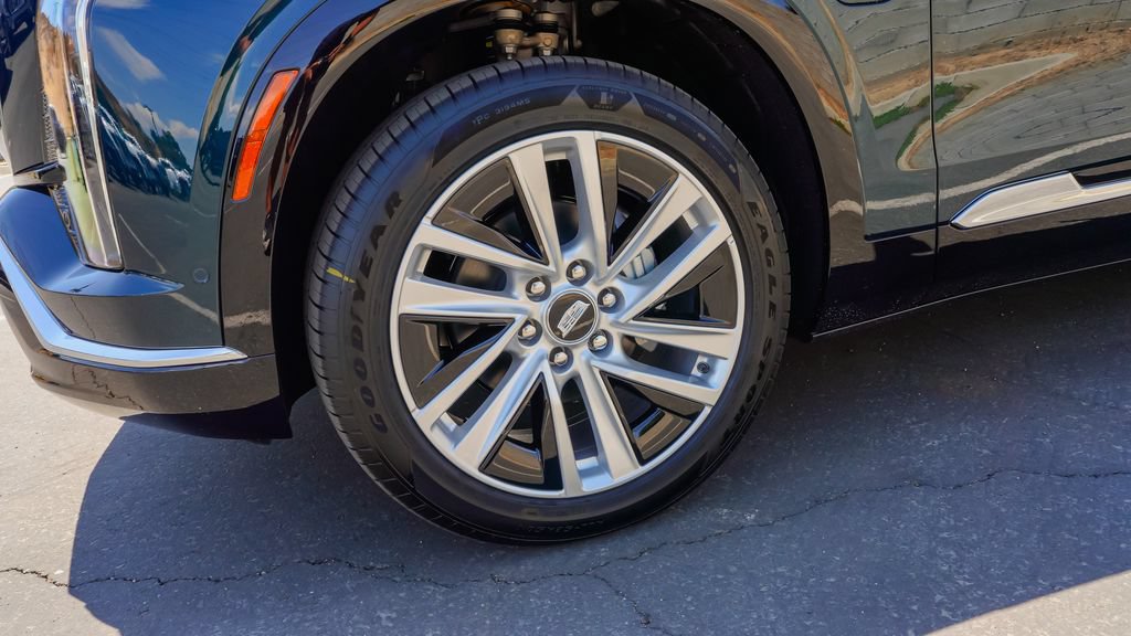 New 2027 Cadillac Vistiq Luxury w/ LPO, Floor Liner Package AWD/4WD image 7