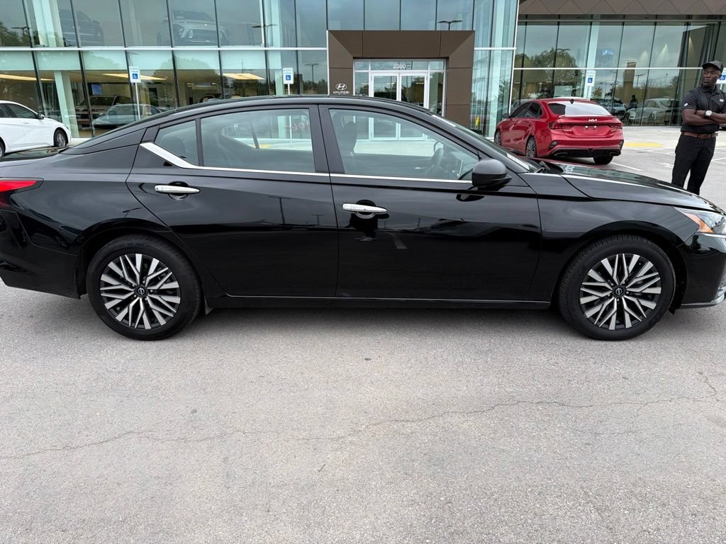 Used 2025 Nissan Altima 2.5 SV FWD image 3