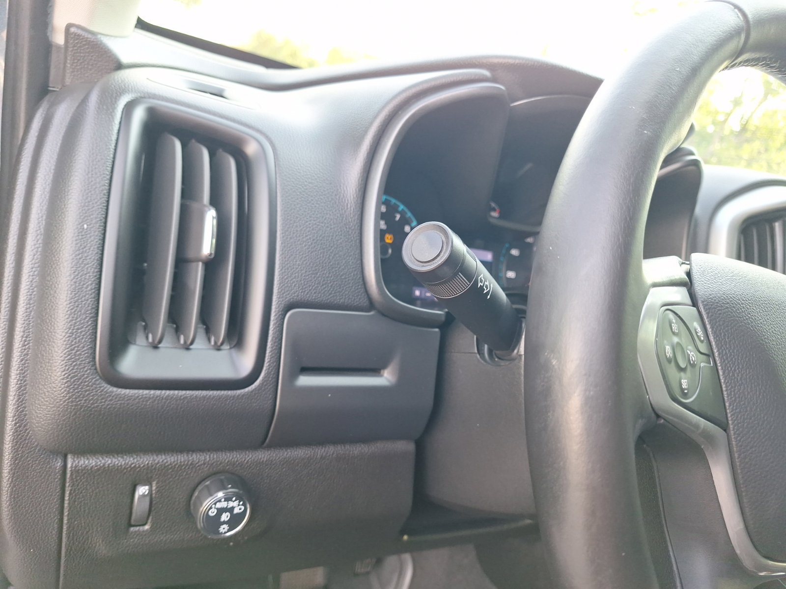 Used 2020 Chevrolet Colorado LT w/ Safety Package RWD image 19