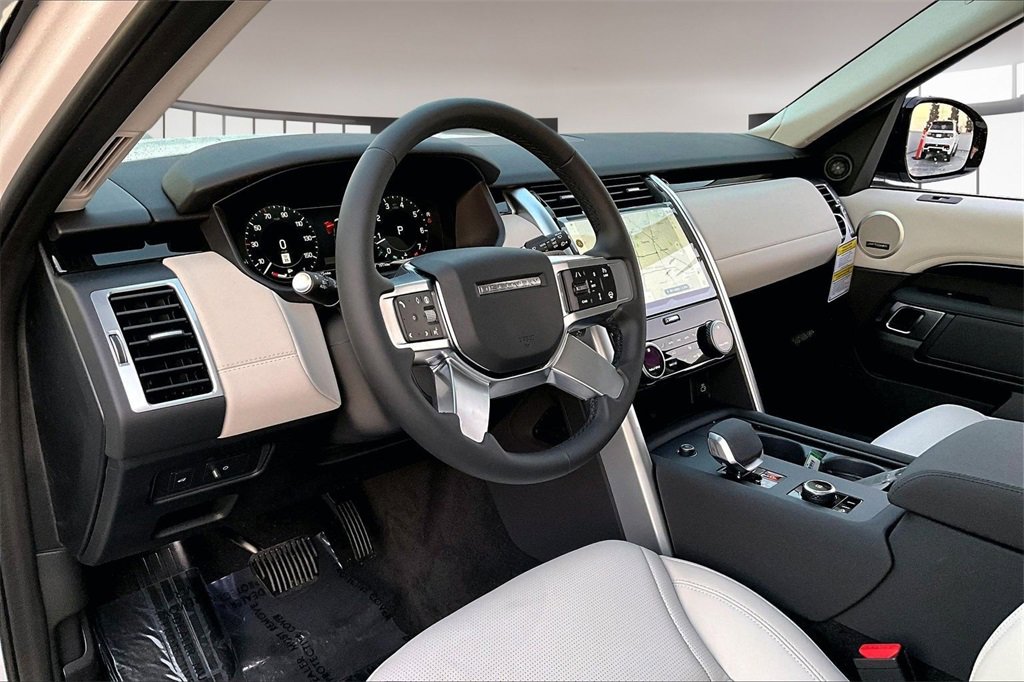New 2025 Land Rover Discovery S image 7