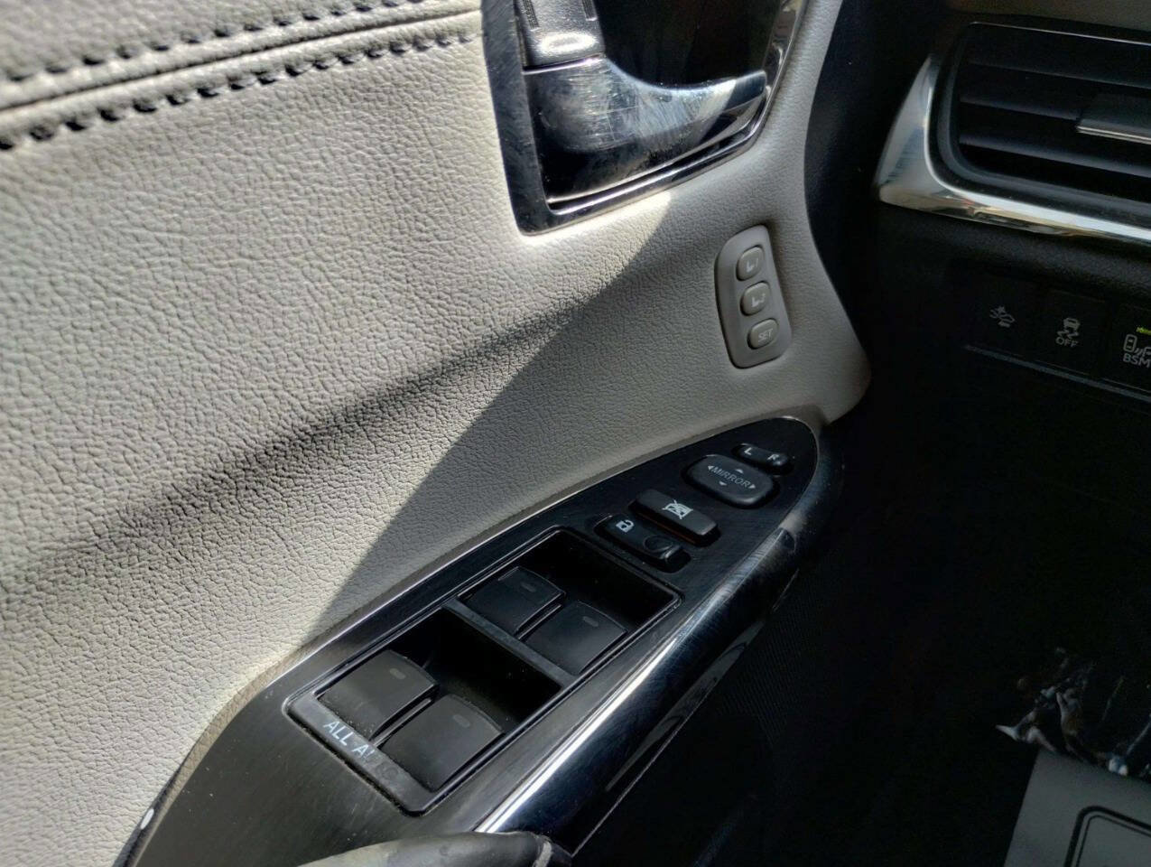 Used 2018 Toyota Avalon Limited w/ All Weather Liner Package image 26