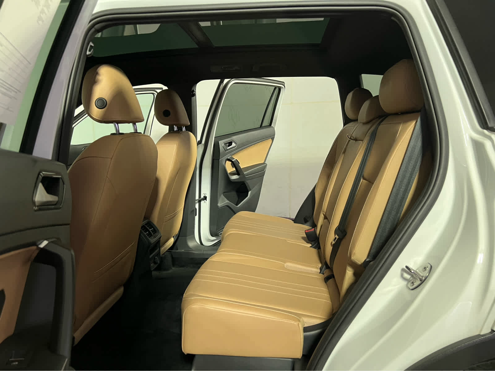 Used 2022 Volkswagen Tiguan SE w/ Panoramic Sunroof Package image 24