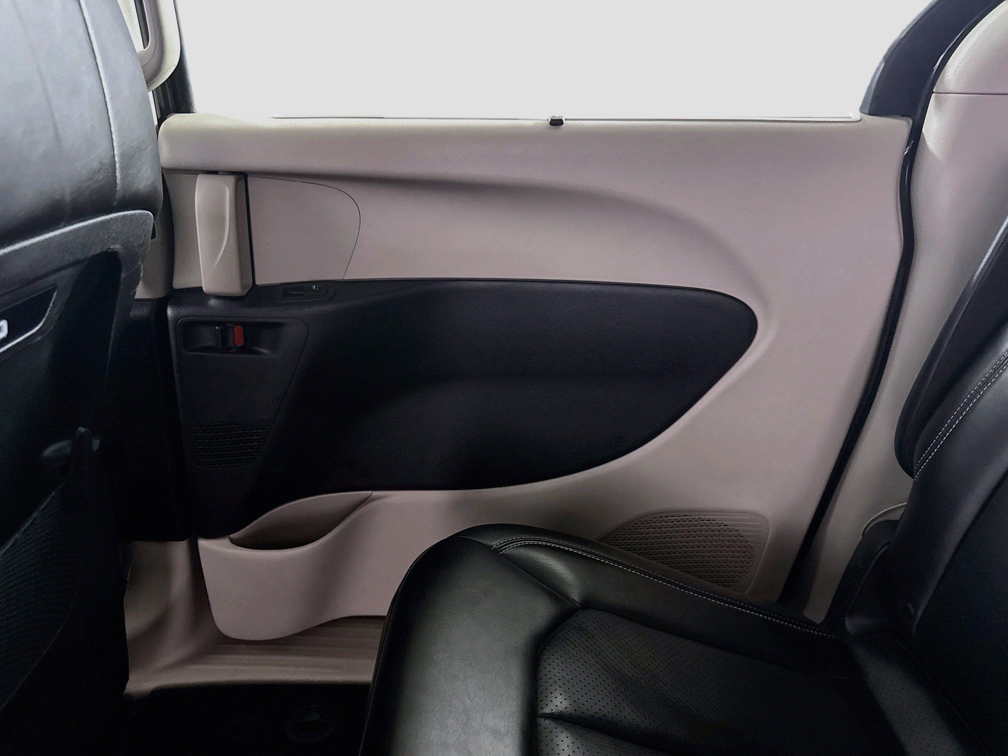Used 2023 Chrysler Pacifica Touring-L FWD image 28