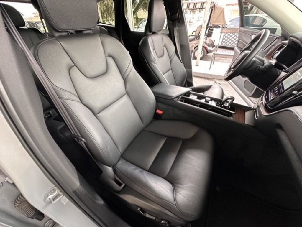 Used 2023 Volvo XC60 B5 Plus AWD/4WD image 23