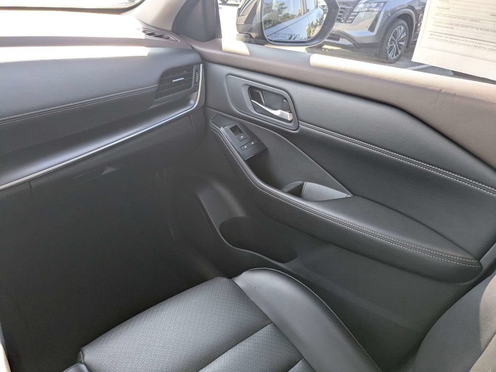 Used 2023 Nissan Rogue SV w/ SV Premium B Package FWD image 17