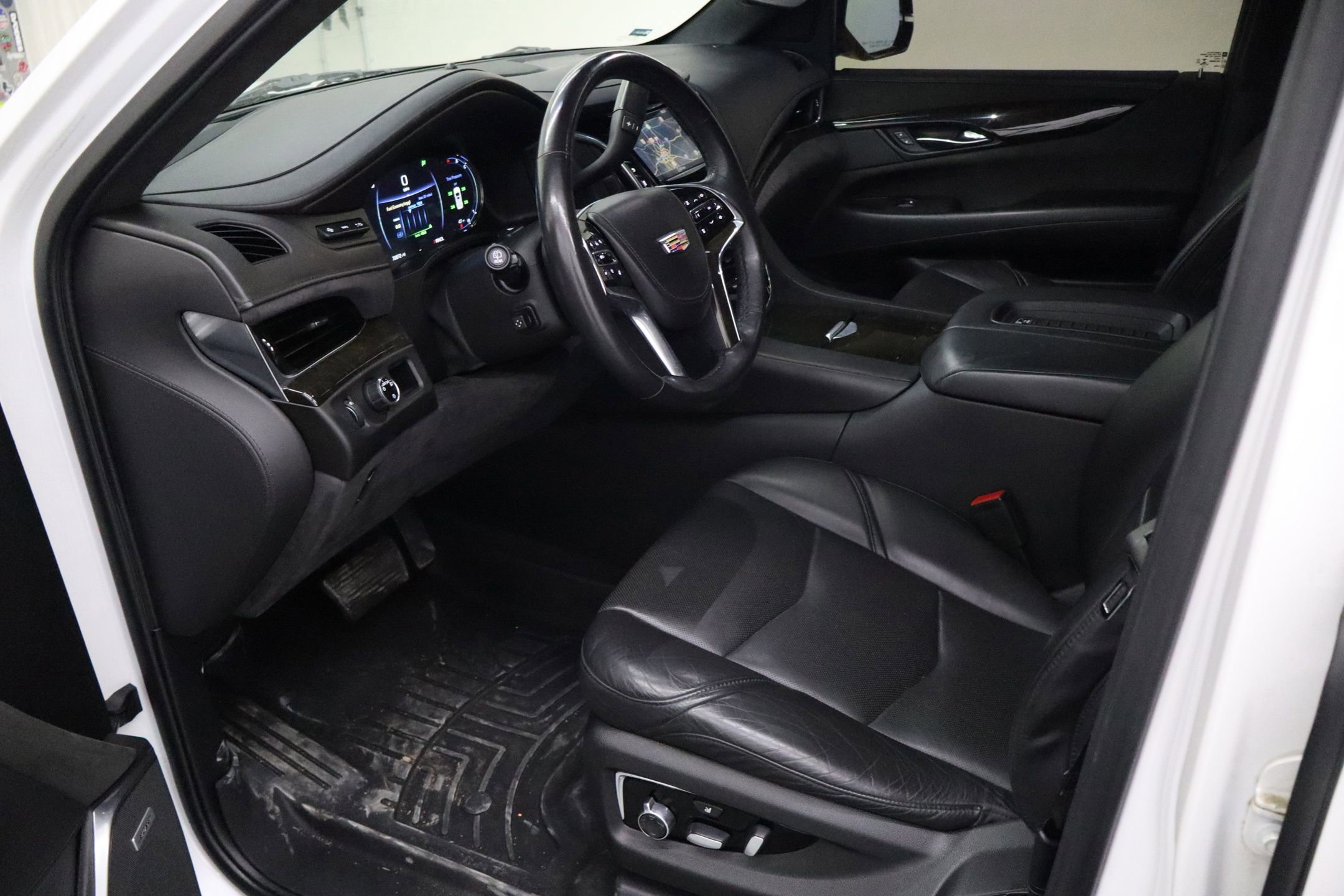 Used 2020 Cadillac Escalade Platinum image 28