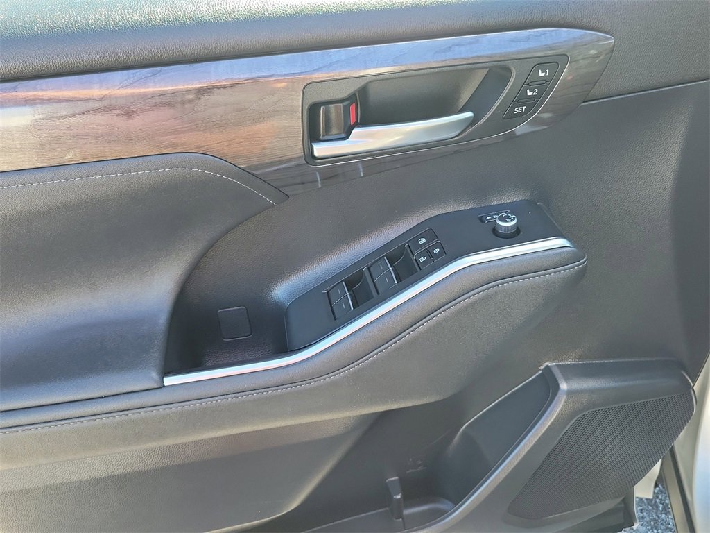 Used 2023 Toyota Highlander Limited image 18