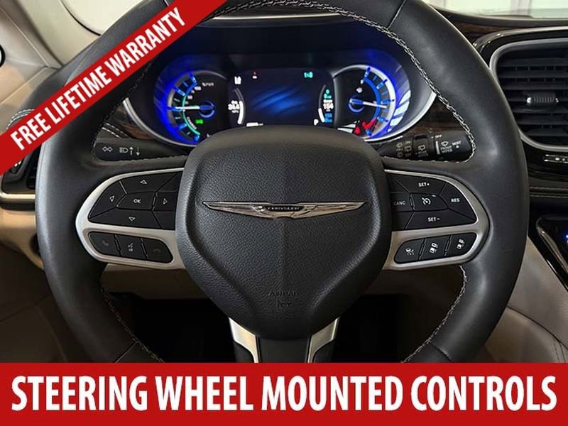 Used 2023 Chrysler Pacifica Limited FWD image 11