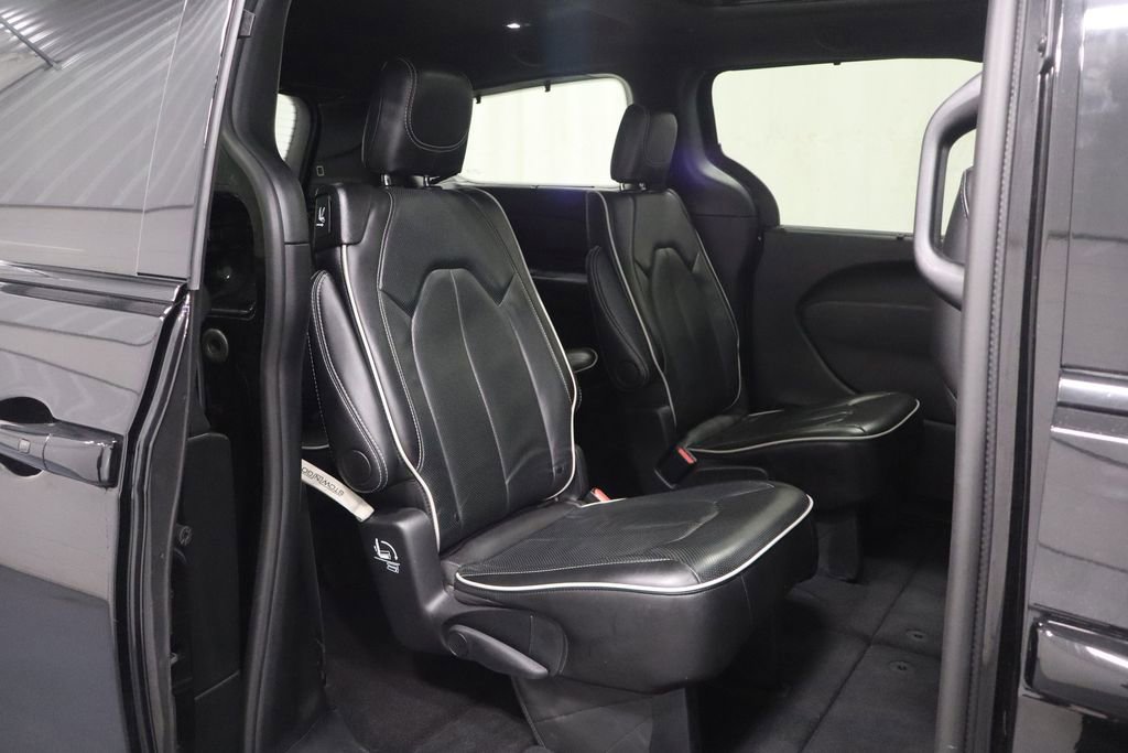 Used 2025 Chrysler Pacifica Limited image 16