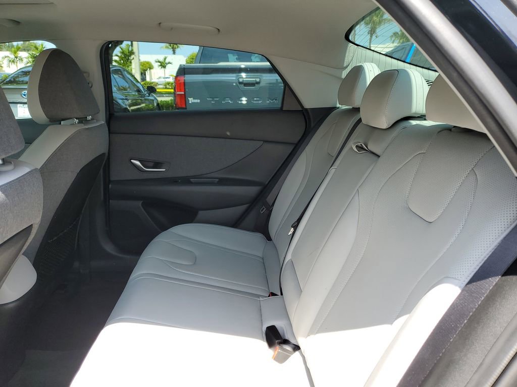 Used 2023 Hyundai Elantra Limited FWD image 13