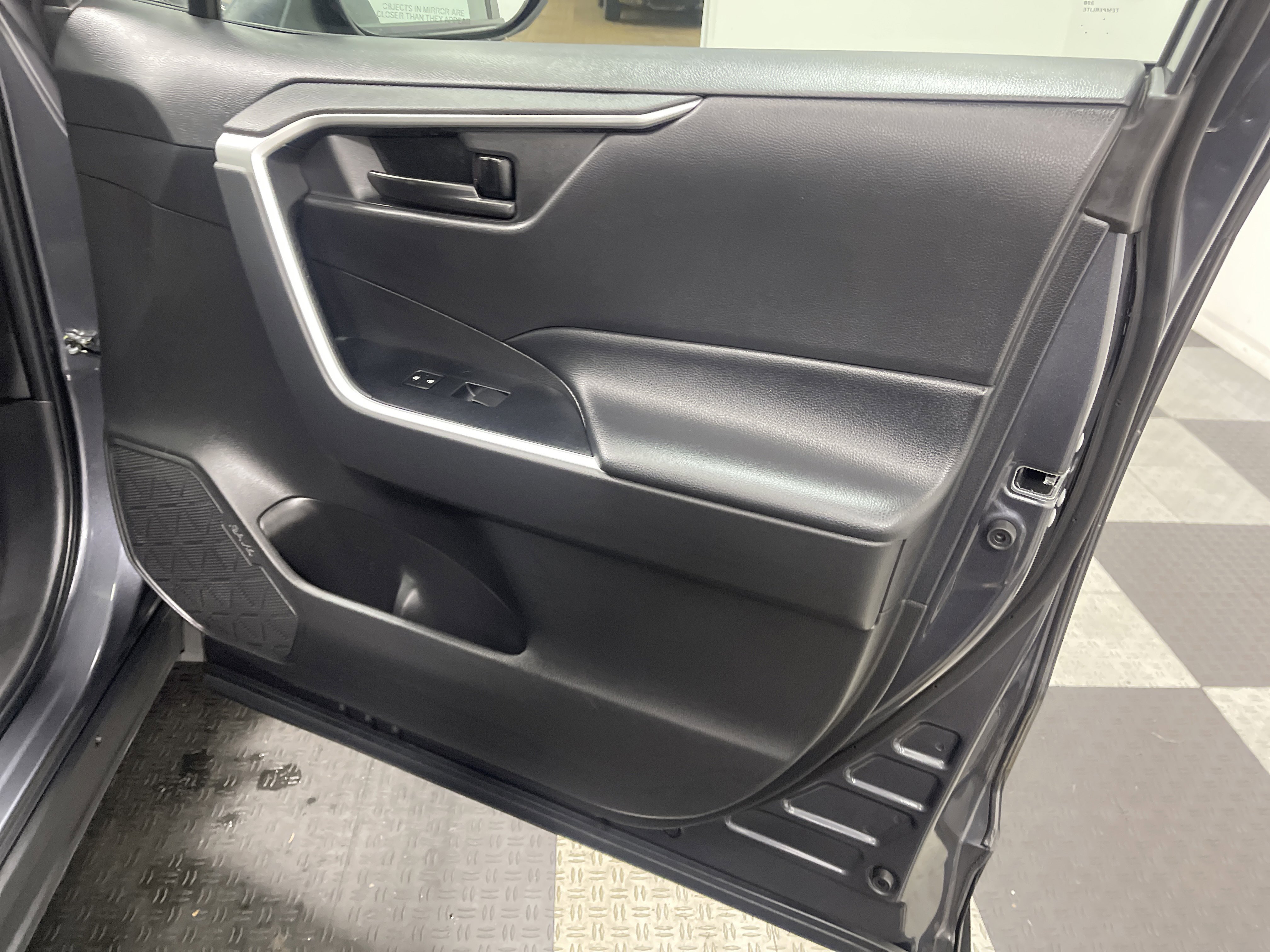 Used 2022 Toyota RAV4 LE image 25