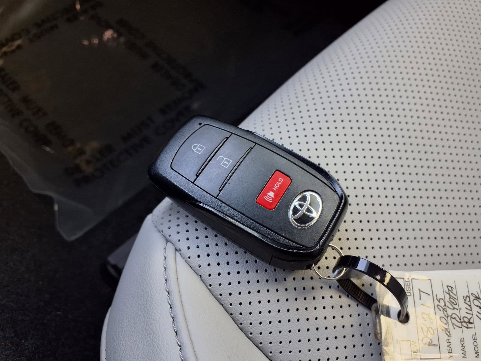 Used 2025 Toyota Prius XLE FWD image 18
