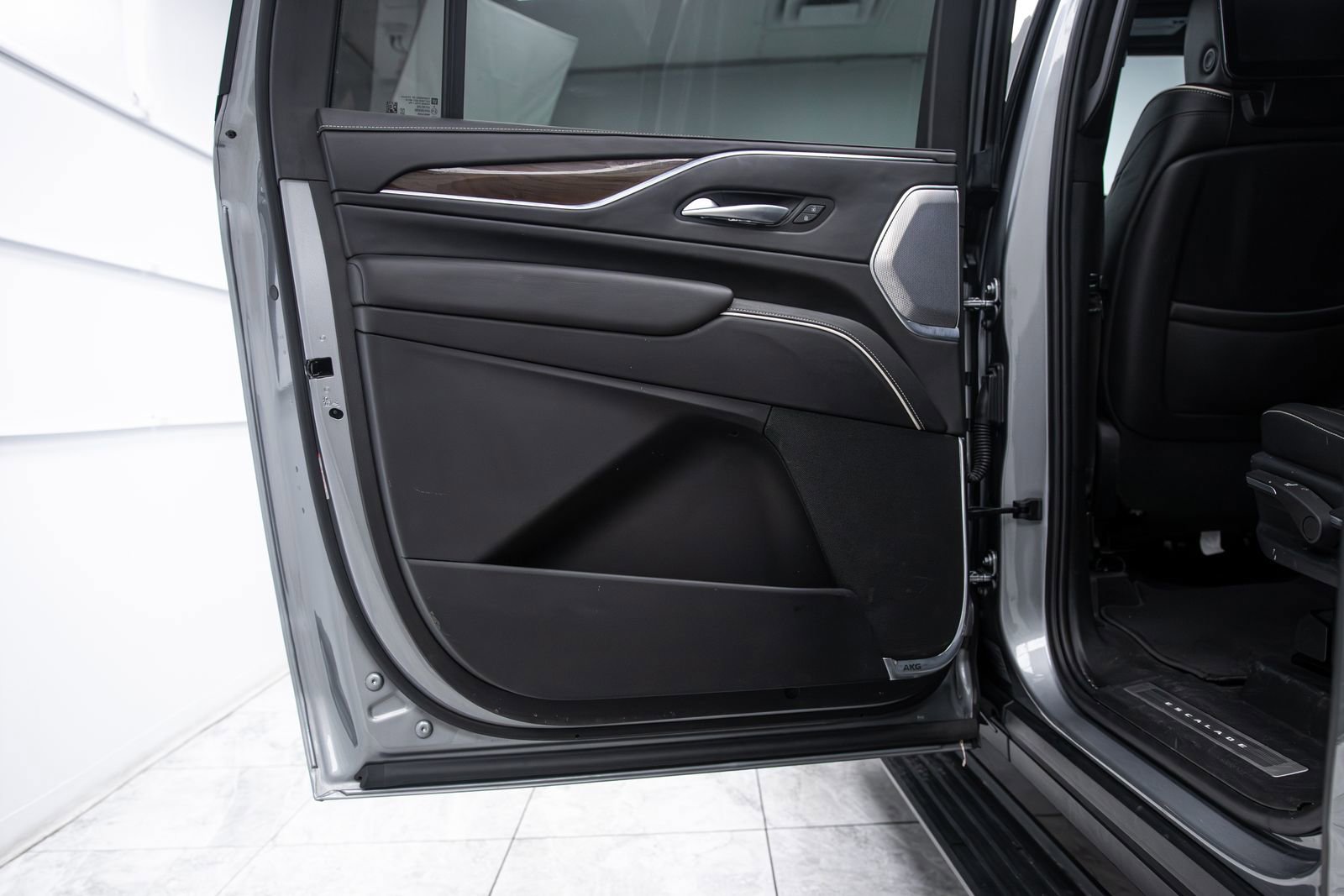 Used 2023 Cadillac Escalade ESV Sport Platinum w/ LPO, ONYX Package AWD/4WD image 24