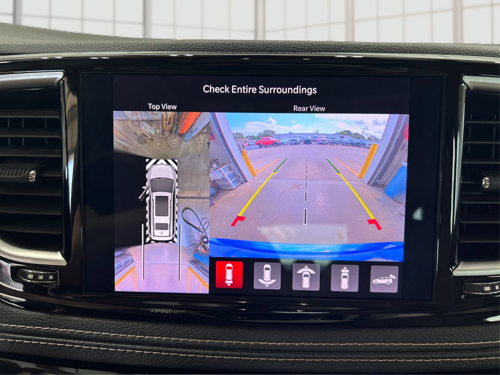 Used 2021 Chrysler Pacifica Limited w/ Uconnect Theater Family Group FWD image 26